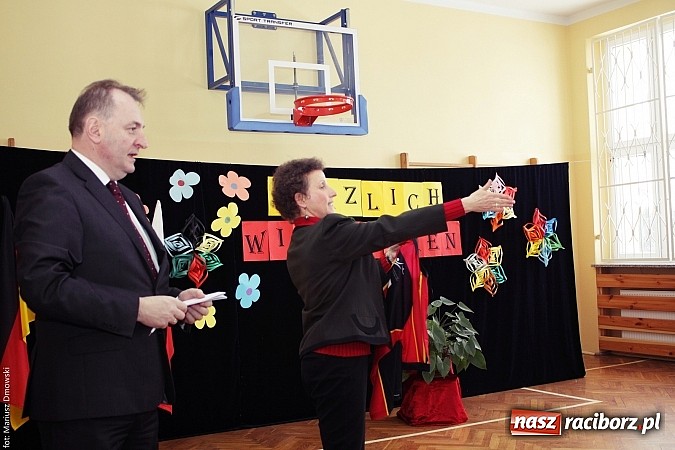 Zdjęcie w galerii na portalu naszraciborz.pl: Konsul Niemiec w szkole w Studziennej  wiadomości z regionu