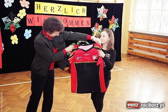 Zdjęcie w galerii na portalu naszraciborz.pl: Konsul Niemiec w szkole w Studziennej  wiadomości z regionu