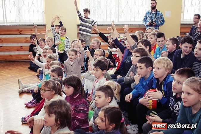 Zdjęcie w galerii na portalu naszraciborz.pl: Konsul Niemiec w szkole w Studziennej  wiadomości z regionu