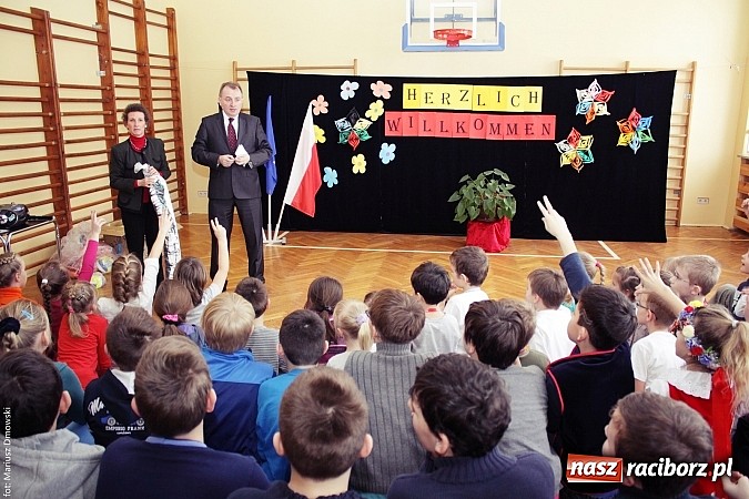Zdjęcie w galerii na portalu naszraciborz.pl: Konsul Niemiec w szkole w Studziennej  wiadomości z regionu
