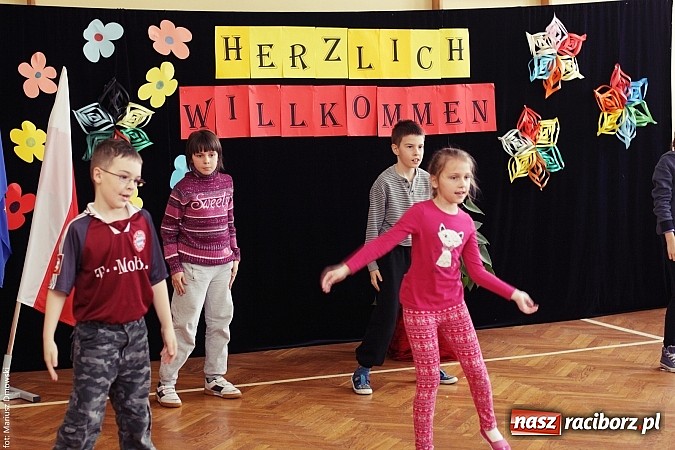 Zdjęcie w galerii na portalu naszraciborz.pl: Konsul Niemiec w szkole w Studziennej  wiadomości z regionu