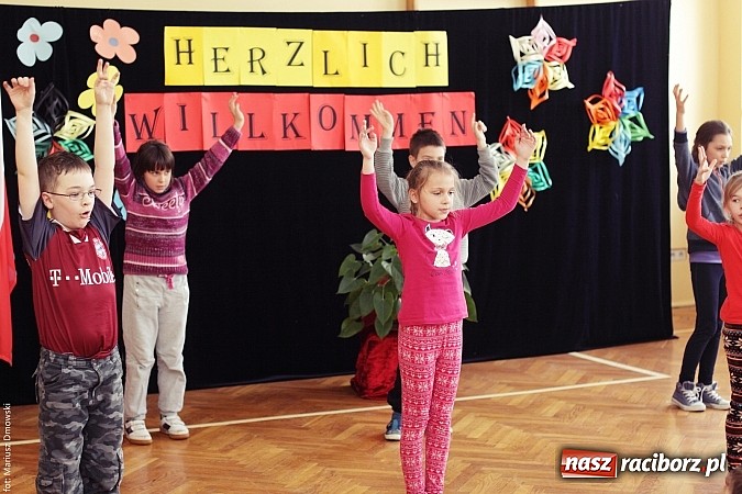 Zdjęcie w galerii na portalu naszraciborz.pl: Konsul Niemiec w szkole w Studziennej  wiadomości z regionu