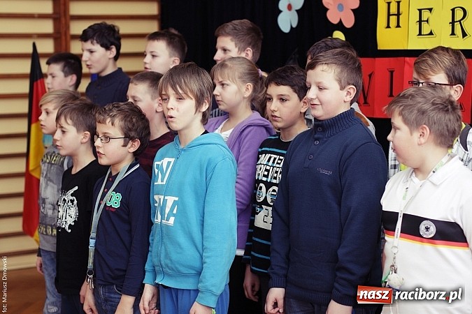 Zdjęcie w galerii na portalu naszraciborz.pl: Konsul Niemiec w szkole w Studziennej  wiadomości z regionu