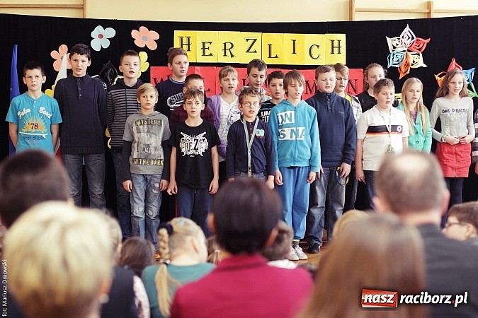 Zdjęcie w galerii na portalu naszraciborz.pl: Konsul Niemiec w szkole w Studziennej  wiadomości z regionu