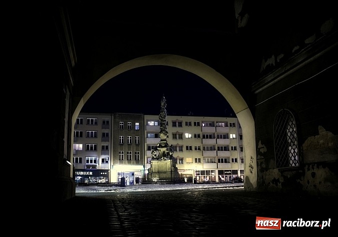 Zdjęcie w galerii na portalu naszraciborz.pl: Raciborski rynek w zimowej, styczniowej szacie wiadomości z regionu