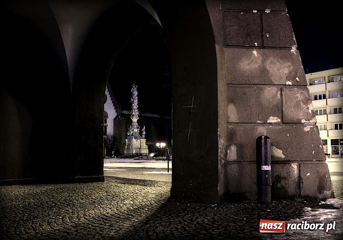 Zdjęcie w galerii na portalu naszraciborz.pl: Raciborski rynek w zimowej, styczniowej szacie wiadomości z regionu