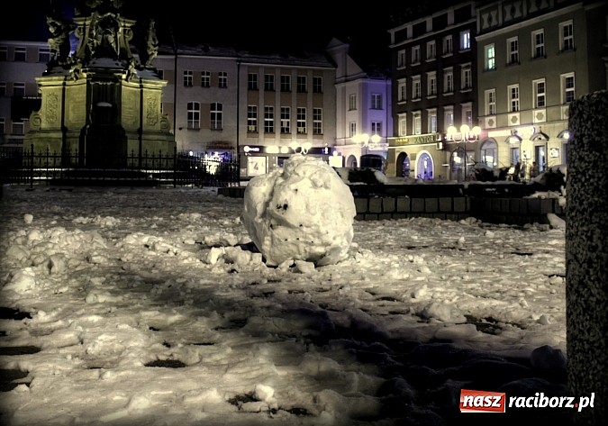 Zdjęcie w galerii na portalu naszraciborz.pl: Raciborski rynek w zimowej, styczniowej szacie wiadomości z regionu