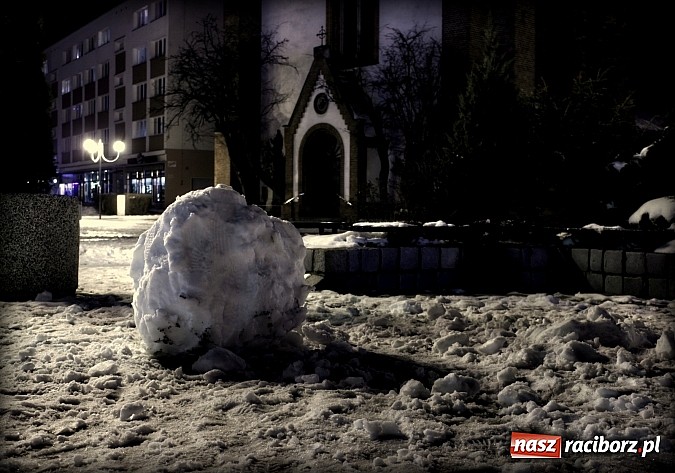 Zdjęcie w galerii na portalu naszraciborz.pl: Raciborski rynek w zimowej, styczniowej szacie wiadomości z regionu