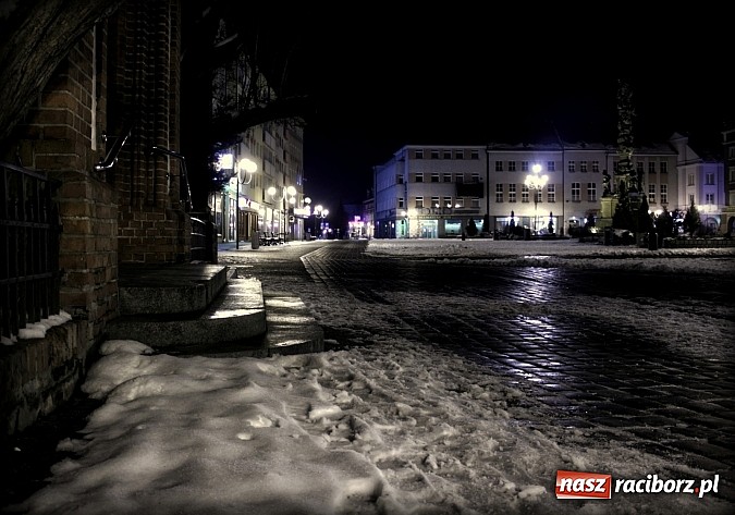 Zdjęcie w galerii na portalu naszraciborz.pl: Raciborski rynek w zimowej, styczniowej szacie wiadomości z regionu