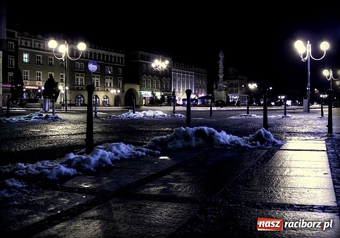 Zdjęcie w galerii na portalu naszraciborz.pl: Raciborski rynek w zimowej, styczniowej szacie wiadomości z regionu