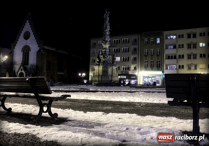 Zdjęcie w galerii na portalu naszraciborz.pl: Raciborski rynek w zimowej, styczniowej szacie wiadomości z regionu