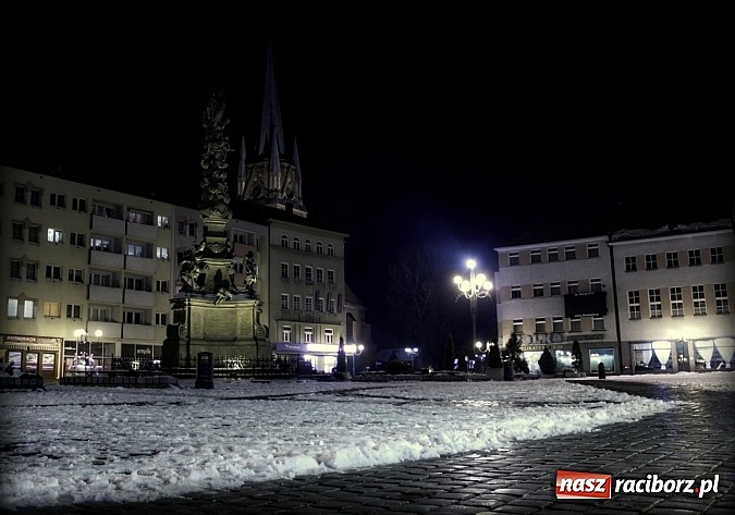 Zdjęcie w galerii na portalu naszraciborz.pl: Raciborski rynek w zimowej, styczniowej szacie wiadomości z regionu