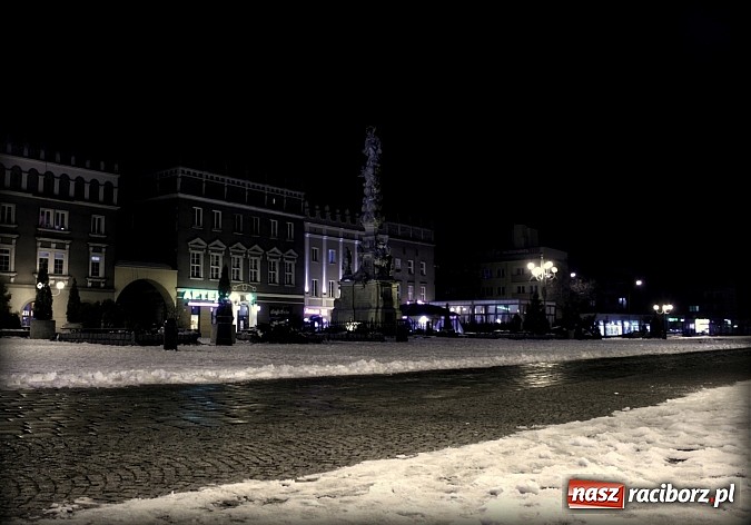 Zdjęcie w galerii na portalu naszraciborz.pl: Raciborski rynek w zimowej, styczniowej szacie wiadomości z regionu