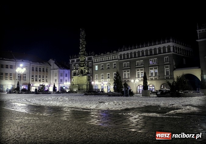 Zdjęcie w galerii na portalu naszraciborz.pl: Raciborski rynek w zimowej, styczniowej szacie wiadomości z regionu