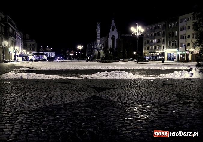 Zdjęcie w galerii na portalu naszraciborz.pl: Raciborski rynek w zimowej, styczniowej szacie wiadomości z regionu