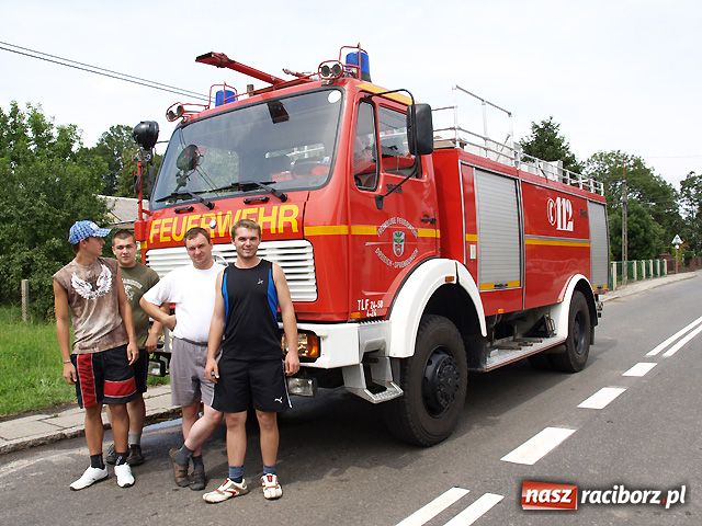 Zdjęcie w galerii na portalu naszraciborz.pl: Strażacki mercedes z Krzanowicach wiadomości z regionu