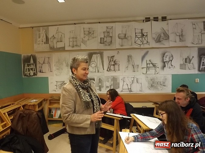 Zdjęcie w galerii na portalu naszraciborz.pl: Kurs rysunku odręcznego szansą dla przyszłych studentów architektury wiadomości z regionu