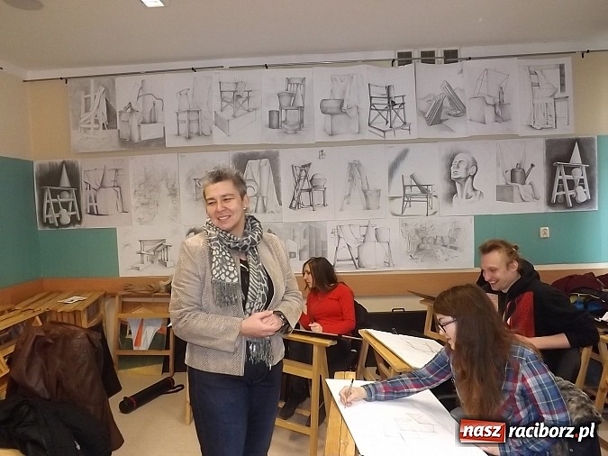 Zdjęcie w galerii na portalu naszraciborz.pl: Kurs rysunku odręcznego szansą dla przyszłych studentów architektury wiadomości z regionu
