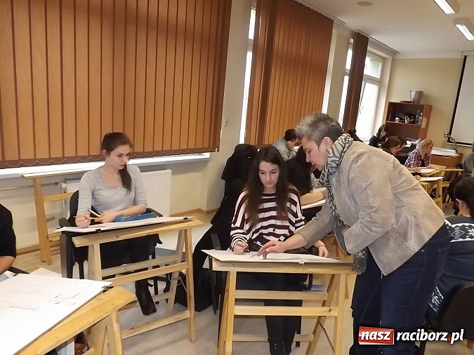Zdjęcie w galerii na portalu naszraciborz.pl: Kurs rysunku odręcznego szansą dla przyszłych studentów architektury wiadomości z regionu