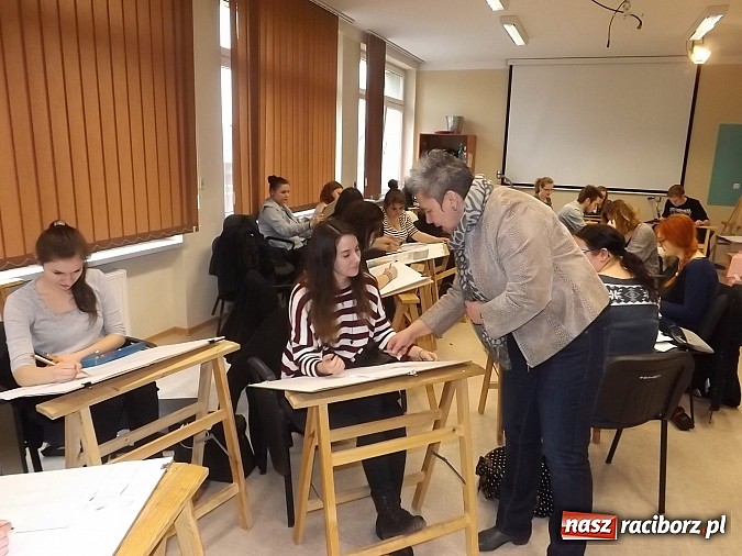 Zdjęcie w galerii na portalu naszraciborz.pl: Kurs rysunku odręcznego szansą dla przyszłych studentów architektury wiadomości z regionu