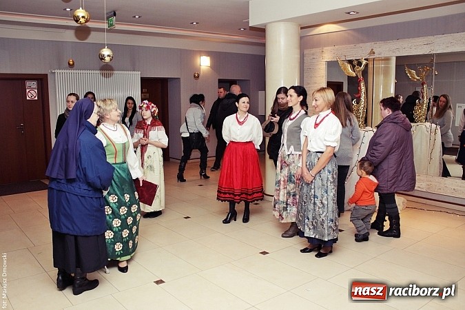 Zdjęcie w galerii na portalu naszraciborz.pl: U starzyk&oacute;w fajrowanie i kolęd wspominanie wiadomości z regionu