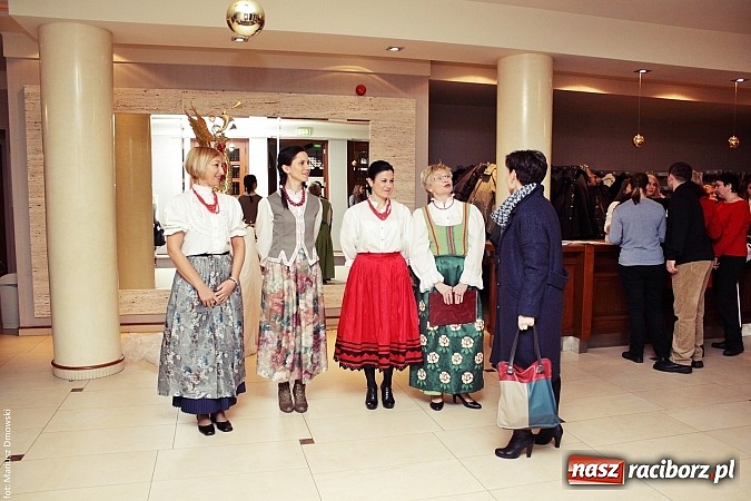 Zdjęcie w galerii na portalu naszraciborz.pl: U starzyk&oacute;w fajrowanie i kolęd wspominanie wiadomości z regionu