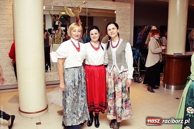 Zdjęcie w galerii na portalu naszraciborz.pl: U starzyk&oacute;w fajrowanie i kolęd wspominanie wiadomości z regionu