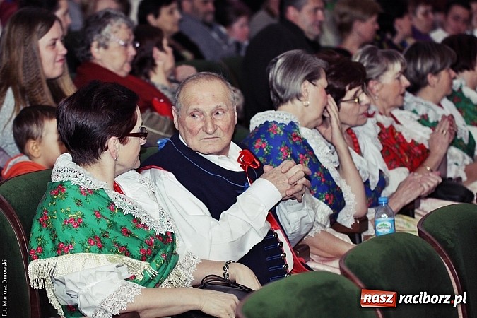 Zdjęcie w galerii na portalu naszraciborz.pl: U starzyk&oacute;w fajrowanie i kolęd wspominanie wiadomości z regionu