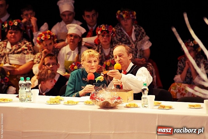 Zdjęcie w galerii na portalu naszraciborz.pl: U starzyk&oacute;w fajrowanie i kolęd wspominanie wiadomości z regionu