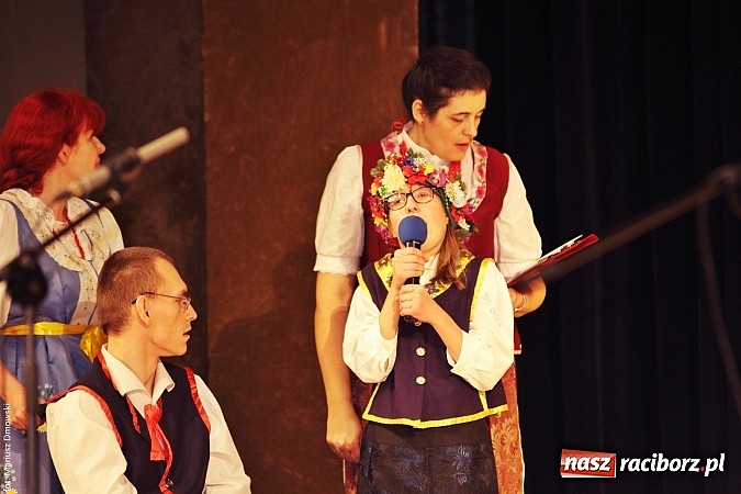 Zdjęcie w galerii na portalu naszraciborz.pl: U starzyk&oacute;w fajrowanie i kolęd wspominanie wiadomości z regionu