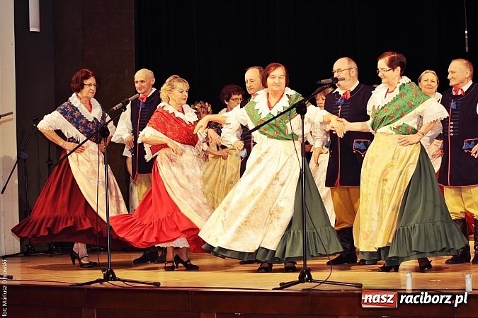 Zdjęcie w galerii na portalu naszraciborz.pl: U starzyk&oacute;w fajrowanie i kolęd wspominanie wiadomości z regionu