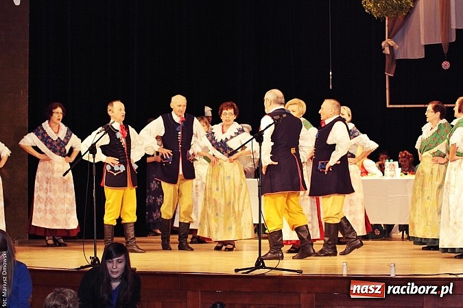 Zdjęcie w galerii na portalu naszraciborz.pl: U starzyk&oacute;w fajrowanie i kolęd wspominanie wiadomości z regionu