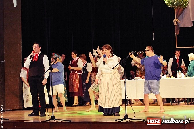 Zdjęcie w galerii na portalu naszraciborz.pl: U starzyk&oacute;w fajrowanie i kolęd wspominanie wiadomości z regionu