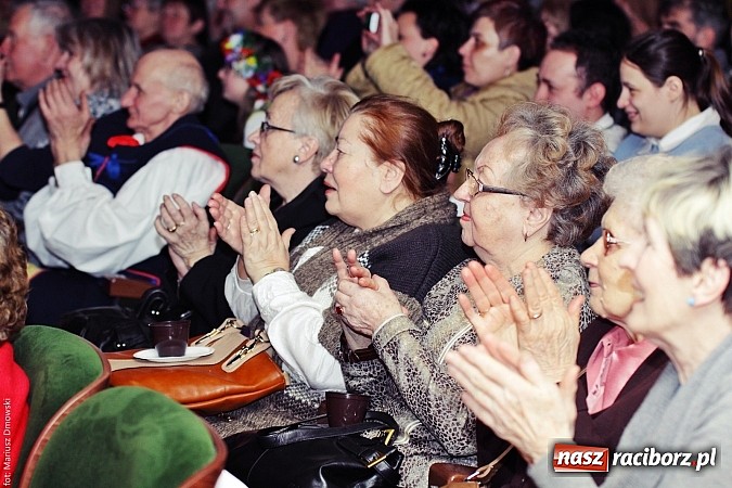 Zdjęcie w galerii na portalu naszraciborz.pl: U starzyk&oacute;w fajrowanie i kolęd wspominanie wiadomości z regionu