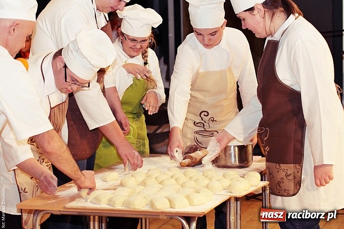 Zdjęcie w galerii na portalu naszraciborz.pl: U starzyk&oacute;w fajrowanie i kolęd wspominanie wiadomości z regionu