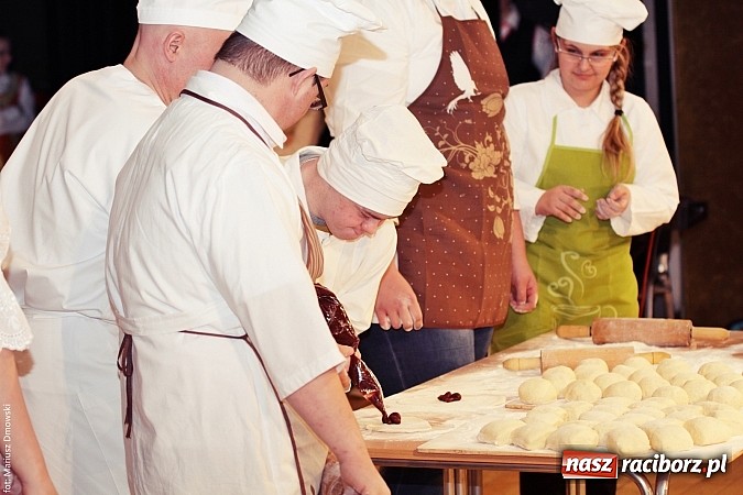 Zdjęcie w galerii na portalu naszraciborz.pl: U starzyk&oacute;w fajrowanie i kolęd wspominanie wiadomości z regionu