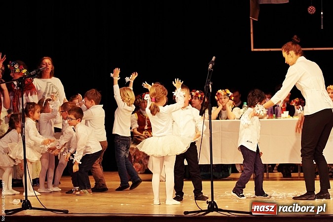 Zdjęcie w galerii na portalu naszraciborz.pl: U starzyk&oacute;w fajrowanie i kolęd wspominanie wiadomości z regionu