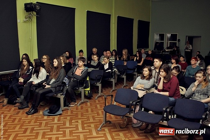 Zdjęcie w galerii na portalu naszraciborz.pl: Grupa Teatralna 4 ŚCIANA I zaprezentowała Casting wiadomości z regionu