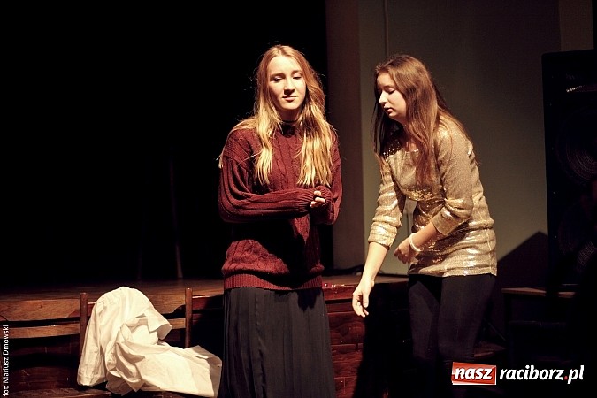 Zdjęcie w galerii na portalu naszraciborz.pl: Grupa Teatralna 4 ŚCIANA I zaprezentowała Casting wiadomości z regionu