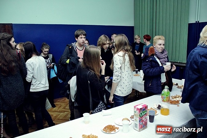 Zdjęcie w galerii na portalu naszraciborz.pl: Grupa Teatralna 4 ŚCIANA I zaprezentowała Casting wiadomości z regionu