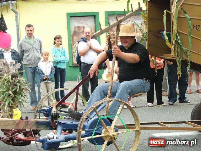 Zdjęcie w galerii na portalu naszraciborz.pl: Tłumy na dożynkach w Pietrowicach wiadomości z regionu
