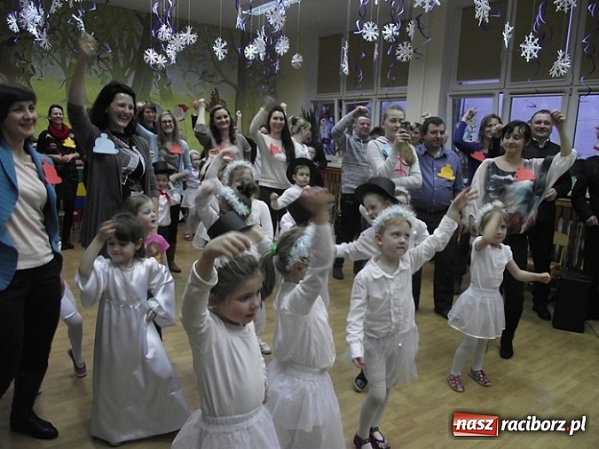 Zdjęcie w galerii na portalu naszraciborz.pl: Zabawy integracyjne z rodzicami w Przedszkolu nr 16  wiadomości z regionu