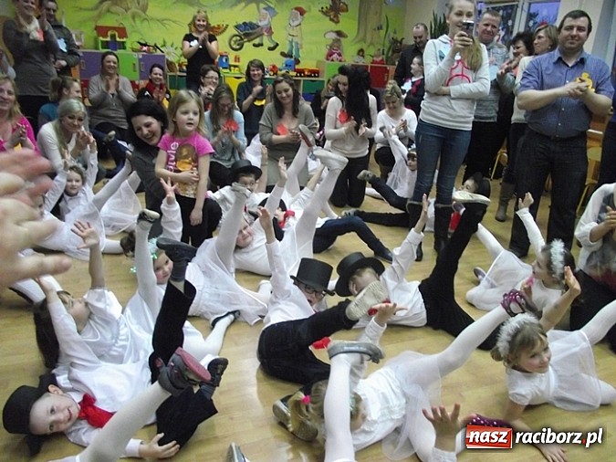 Zdjęcie w galerii na portalu naszraciborz.pl: Zabawy integracyjne z rodzicami w Przedszkolu nr 16  wiadomości z regionu