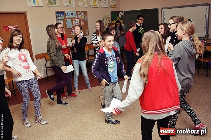 Zdjęcie w galerii na portalu naszraciborz.pl: Deutsch-Wagen-Tour, czyli zabawa po niemiecku w szkole na Ostrogu wiadomości z regionu