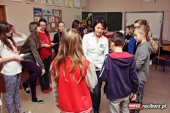 Zdjęcie w galerii na portalu naszraciborz.pl: Deutsch-Wagen-Tour, czyli zabawa po niemiecku w szkole na Ostrogu wiadomości z regionu