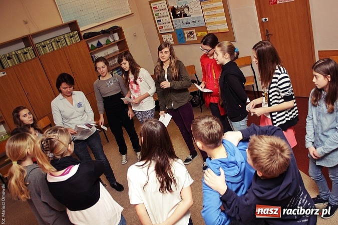 Zdjęcie w galerii na portalu naszraciborz.pl: Deutsch-Wagen-Tour, czyli zabawa po niemiecku w szkole na Ostrogu wiadomości z regionu