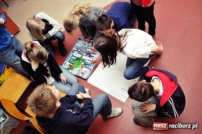 Zdjęcie w galerii na portalu naszraciborz.pl: Deutsch-Wagen-Tour, czyli zabawa po niemiecku w szkole na Ostrogu wiadomości z regionu