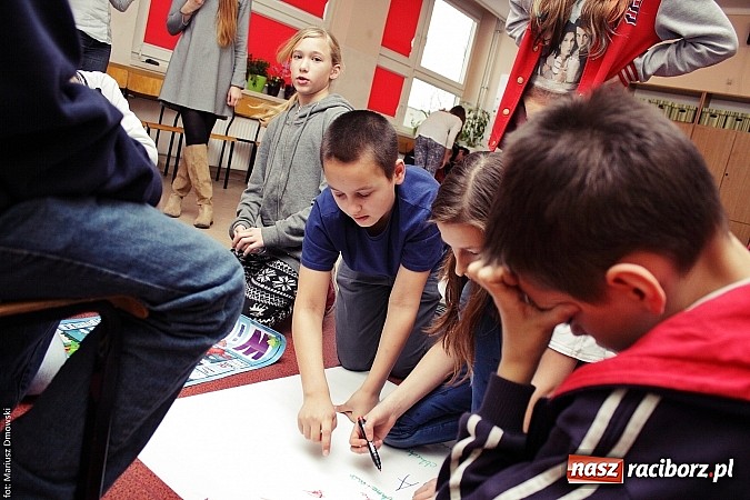 Zdjęcie w galerii na portalu naszraciborz.pl: Deutsch-Wagen-Tour, czyli zabawa po niemiecku w szkole na Ostrogu wiadomości z regionu