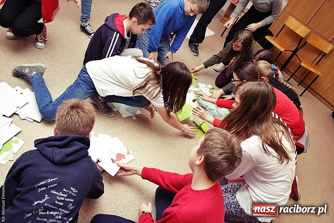 Zdjęcie w galerii na portalu naszraciborz.pl: Deutsch-Wagen-Tour, czyli zabawa po niemiecku w szkole na Ostrogu wiadomości z regionu