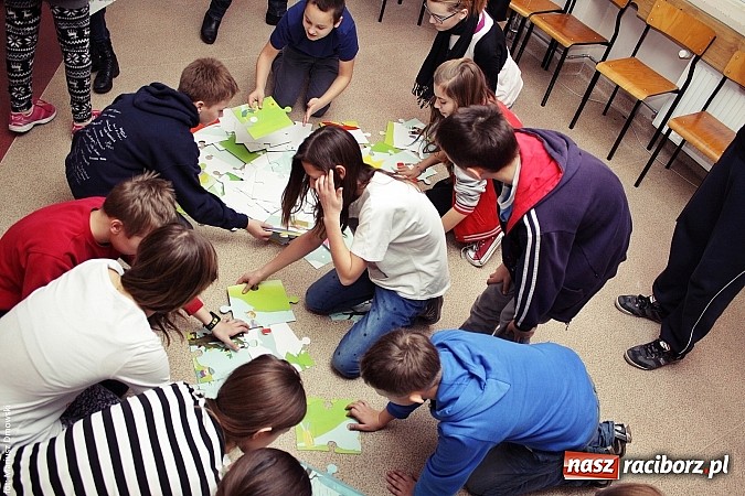 Zdjęcie w galerii na portalu naszraciborz.pl: Deutsch-Wagen-Tour, czyli zabawa po niemiecku w szkole na Ostrogu wiadomości z regionu